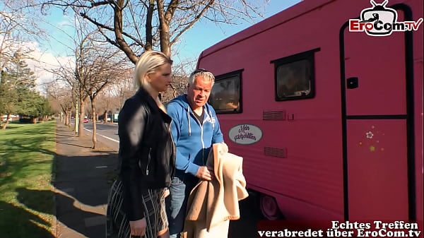 Alter Mann Verführt Junges Mädchen Auf Der Straße Und Bumst Sie Im Auto