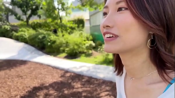 小さな乳首ピンピンの貧乳OLと昼間から会社の後輩とハメまくり生中出しセックス/イチャイチャデートの後我慢できずホテルで喉奥までディープスロート&激ピストンで上下の口を犯して中出し/透けるエロコスで興奮MAXになって一緒に気持ち良くなりながら顔射でフィニッシュ