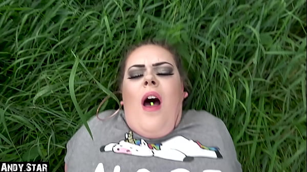 Dickes Teengirl Braucht Pinkelpause Und Kassiert Krassen Creampie Draußen