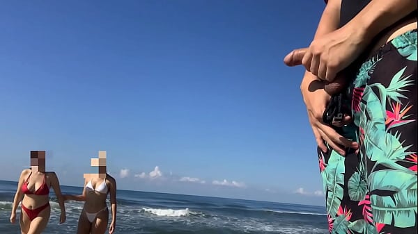 Enseño La Pinga En La Playa Y Dos Chicas Caen En La Trampa
