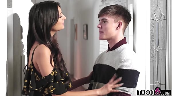 Eliza Ibarra Soaks Her Man's Face With Squirt