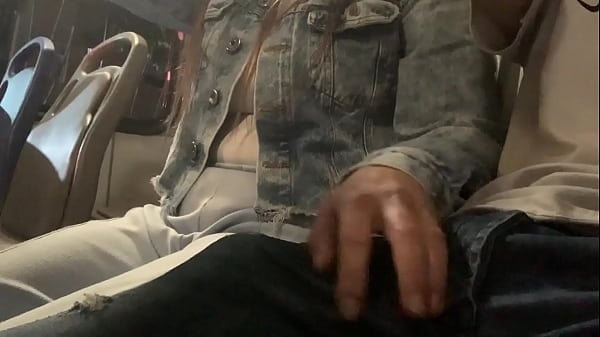 Ella No Resiste Y Viene A Tocar Mi Polla En El Bus