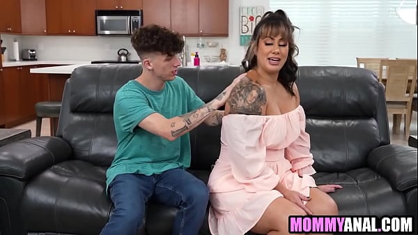 Stepmom Begs For It In The Ass