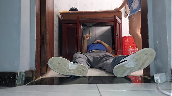 Vizinho Encanador Fode Casada Sem Calcinha Enquanto Corno Trabalha