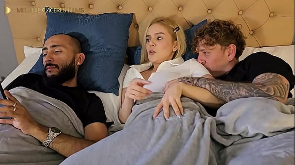 Nos Escondemos Para Coger Mientras Papá Duerme En La Otra Habitación